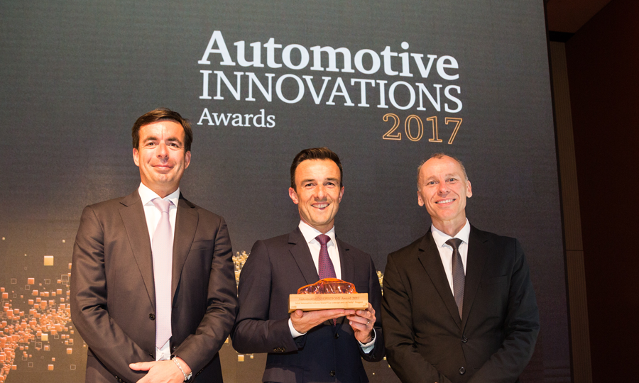 Albéric Chopelin (Mitte), CEO Groupe PSA in Deutschland, erhält AutomotiveINNOVATIONS Award (Foto Groupe PSA)